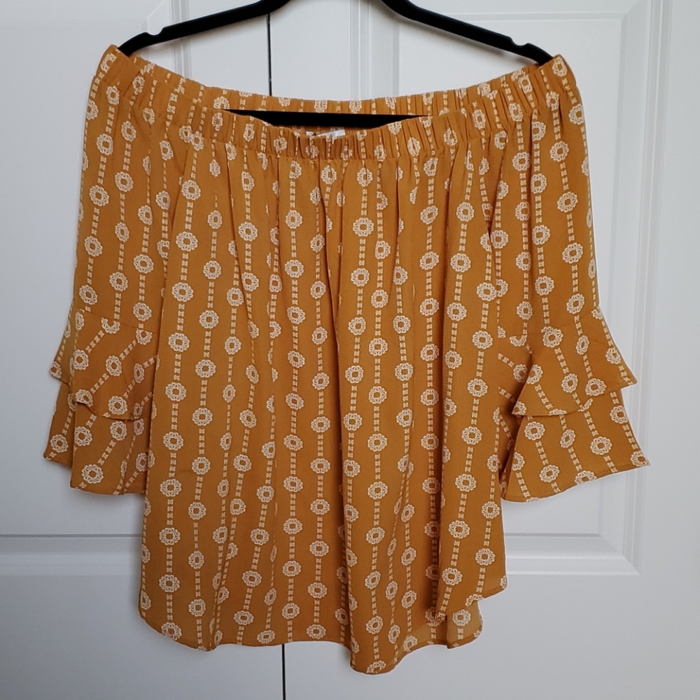 Super cute off the shoulder top! Like new!